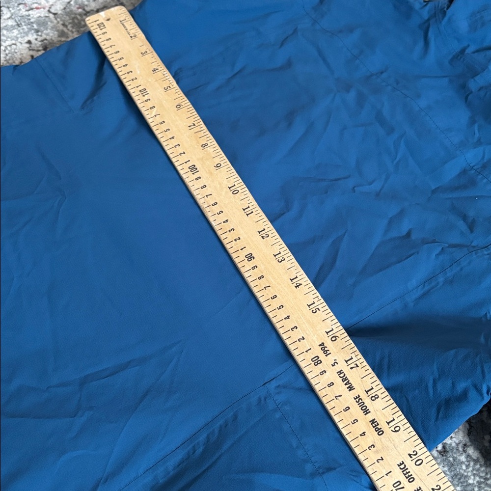 LL Bean Women's Waterproof PrimaLoft Packaway Jacket in dark marine blue - Picture 10 of 12